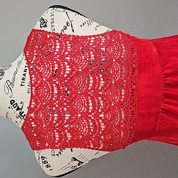 CROCHET BACK TIE-DIE TANK. RED. GREAT CONDITION. WOMEN'S SIZE MEDIUM - Picture 3 of 9